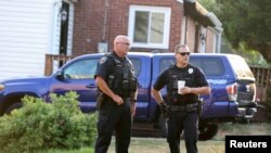পেনসিলভানিয়ার বেথেল পার্কে ট্রাম্প হত্যা প্রচেষ্টায় সন্দেহভাজন থমাস ক্রুক্স-এর বাসায় পুলিশ প্রহরা। ফটোঃ ১৫ জুলাই, ২০২৪। 