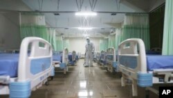 Petugas medis memeriksa ruang isolasi darurat di stadion Patriot Candrabhaga, di Bekasi, yang dipersiapkan untuk menjadi fasilitas karantina bagi pasien yang menunjukkan gejala COVID-19, Rabu, 9 September 2020.