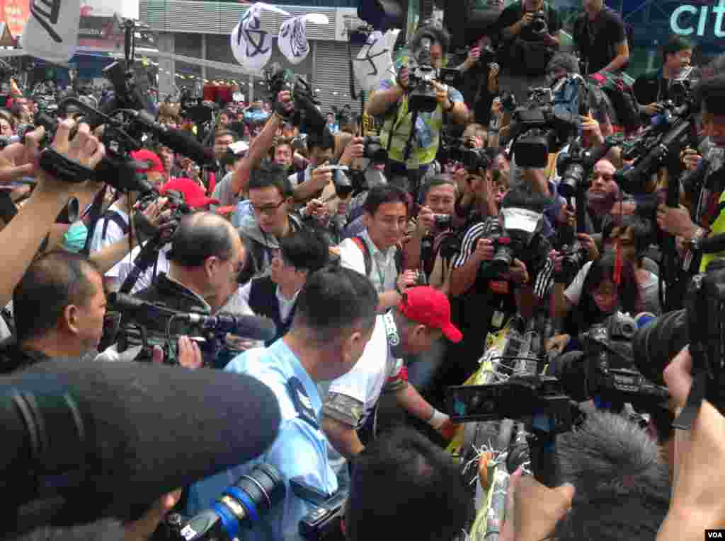 香港警方星期三上午展开强行清场行动（美国之音海彦 拍摄)。