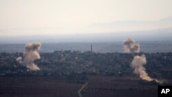 De la fumée après le bombardement du village de Jubata al-Khashab vu depuis le Golan contrôlé par Israël, le 11 septembre 2016.