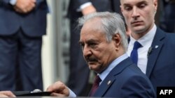Orang kuat Libya Khalifa Haftar usai pertemuan dengan Menteri Luar Negeri Yunani di Athena, 17 Januari 2020.