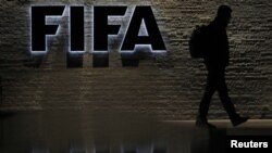 Pintu masuk kantor pusat FIFA di Zurich.