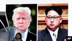 지난 9일 일본 도쿄 거리에 설치된 대형 화면에 도널드 트럼프 미국 대통령과 김정은 북한 국무위원장의 정상회담 관련 뉴스가 나오고 있다.