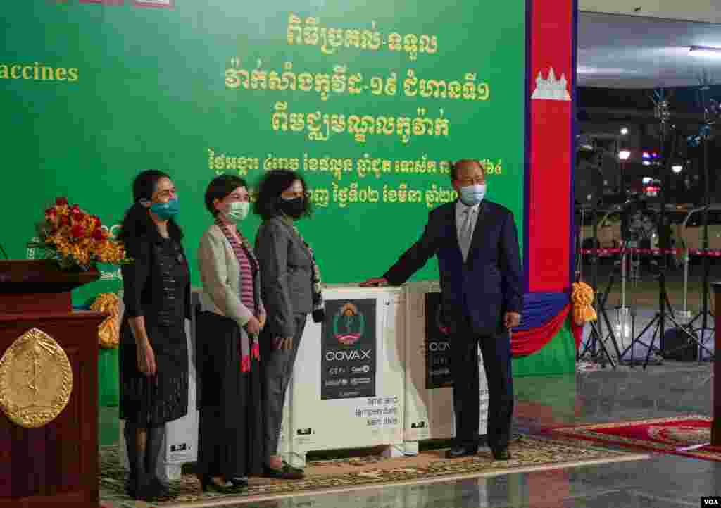 វ៉ាក់សាំង​បង្ការ​ជំងឺ​កូវីដ១៩ ​របស់​ក្រុមហ៊ុន​ AstraZeneca​ មក​ដល់​អាកាសយានដ្ឋានអន្តរជាតិភ្នំពេញ ថ្ងៃ​អង្គារ​ ទី​២​ ខែ​មីនា​ ឆ្នាំ​២០២១​។ (ខាន់​ សុគុំមនោ/​វីអូអេ​)