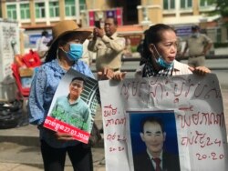 រូបឯកសារ៖ អ្នកស្រី ​សុខ​ បូលីម៉ា​ ​អាយុ​៥០​ឆ្នាំ​ ឈរកាន់​រូបថត​ស្វាមីគាត់​ គឺ​លោក​ ឃឹម ភាណា​ នៅមុខ​សាលាដំបូង​រាជធានី​ភ្នំពេញ​ ថ្ងៃទី​៣​ ខែកក្កដា​ ឆ្នាំ​២០២០​។ (ហ៊ុល រស្មី/វីអូអេ)