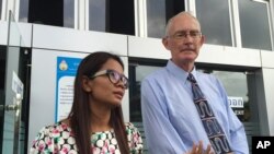 Wartawan Australia Alan Morison (kanan) dan rekannya Chutima Sidasathien dari situs Phuketwan berbicara pada pers di Phuket, Thailand (14/7). (AP/Thanyarat Doksone)