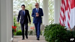 Presiden Joe Biden dan Perdana Menteri Jepang Fumio Kishida berjalan dari Kantor Oval menuju konferensi pers di Taman Mawar Gedung Putih, Rabu, 10 April 2024, di Washington. (Foto: AP)