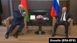 ალექსანდრე ლუკაშენკო (მარცხნივ) და ვლადიმირ პუტინი (მარჯვნივ)