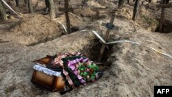 ARHIVA - Prazan kovčeg poslije eskhumacije tijela iz masovne grobnice na istoku Ukrajine (Foto: Sameer Al-DOUMY / AFP)