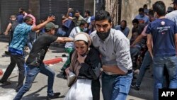 ជនជាតិ​ប៉ាឡេស្ទីន​រត់ចេញ​ពី​អគារ​មួយ​ដែល​រង​ការ​បំផ្លិចបំផ្លាញ​ដោយសារ​ការ​វាយប្រហារ​ពី​អ៊ីស្រាអែល ទីក្រុង​ Gaza ថ្ងៃទី១១ ខែឧសភា ឆ្នាំ២០២១។ 