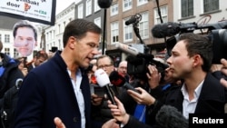 مارک روته صدراغظم هالند هنگام مصاحبه با خبرنگاران