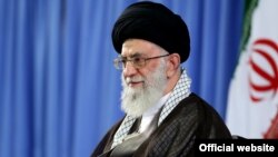 آیت الله علی خامنه ای، رهبر ارشد ایران، گفته است که باوجود فشار های بین المللی برنامۀ بالستیکی آن کشور ادامه خواهد یافت، زیرا اقدام علمی و ضروری است