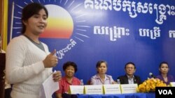 រូបឯកសារ៖ នាង ស៊ិន ចាន់ពៅ​រ៉ូហ្ស៊េត នៅ​ពេល​ដែល​នាង​នៅ​ជា​ចៅ​សង្កាត់​រង​ទី​ពីរ​នៃ​សង្កាត់​​អូចារ​នៃ​គណបក្ស​សង្រ្គោះជាតិ​ខេត្ត​បាត់ដំបង ធ្វើការ​ចែក​រំលែក​បទពិសោធន៍​​​អំឡុង​ពេល​ចូលរួម​សិក្ខាសាលា​ចលនា​ស្រ្តី​នៅ​ទី​ស្នាក់ការ​បក្ស​សង្រ្គោះ​ជាតិ​ នៅ​រាជធានី​ភ្នំពេញ នៅ​ឆ្នាំ​២០១៦។ (VOA)