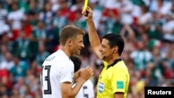 قاطعیت فغانی در بازی اولی که سوت زد، مورد تقدیر برخی قرار گرفت. در این صحنه او به توماس مولر از آلمان اخطار داد. 