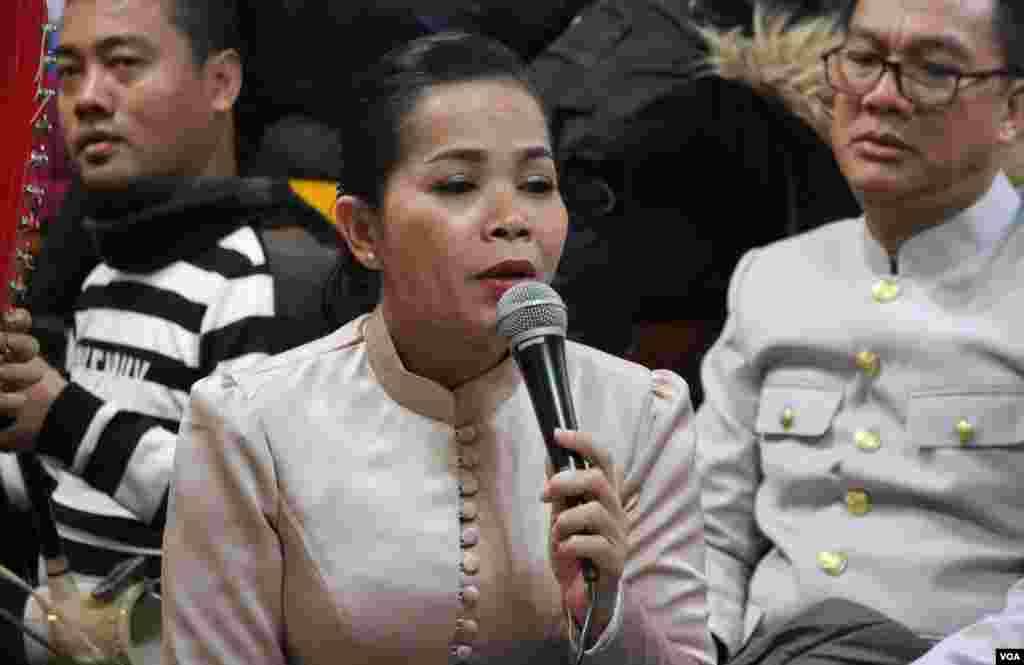 អ្នកស្រី ហ៊ឹម សាវី អ្នក​ចម្រៀង​នៃ​ស្នាដៃ​សិល្បៈ​&laquo;បង្សុកូល&raquo;​កំពុង​សម្តែង​នៅ​វត្ត​សាមគ្គីធម្មិការាម ក្នុង​សង្កាត់ Brooklyn ទីក្រុង ញូវយ៉ក ដើម្បី​បង្សុកូល​ដល់​អ្នក​ដែល​បាន​ចែក​ឋាន​ទៅ​​ក្នុង​របប​ខ្មែរ​ក្រហម កាល​ពី​ថ្ងៃទី ១៧ ខែ ធ្នូ ឆ្នាំ ២០១៧។ (រូបថត៖ ហុង ចិន្តា/VOA)