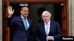 Perdana Menteri Irlandia (Taoiseach) Leo Varadkar melambaikan tangannya kepada wartawan saat bertemu dengan Perdana Menteri Inggris Boris Johnson di Dublin, Irlandia, 9 September 2019. (Foto: dok).