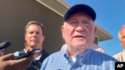 资料照片：美国农业部长珀杜（Sonny Perdue）在伊利诺伊州对媒体发表讲话（2019年8月28日）