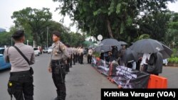 ក្រុមប៉ូលិស​ឥណ្ឌូណេស៊ី​ ល្បាត​ក្រុមបាតុករ​ប្រឆាំង​តវ៉ាក្នុងបាតុកម្ម​ Kamisan ក្នុងទី​ដែល​មានចម្ងាយ​១០០​ម៉ែត្រពី​វិមានប្រធានាធិបតី​ក្នុងរដ្ឋធានី​ ហ្សាការតា​ ឥណ្ឌូណេស៊ី​ (រូបថត​ថ្ងៃទី១៣​ ខែកក្កដា​ ឆ្នាំ២០១៧​)។