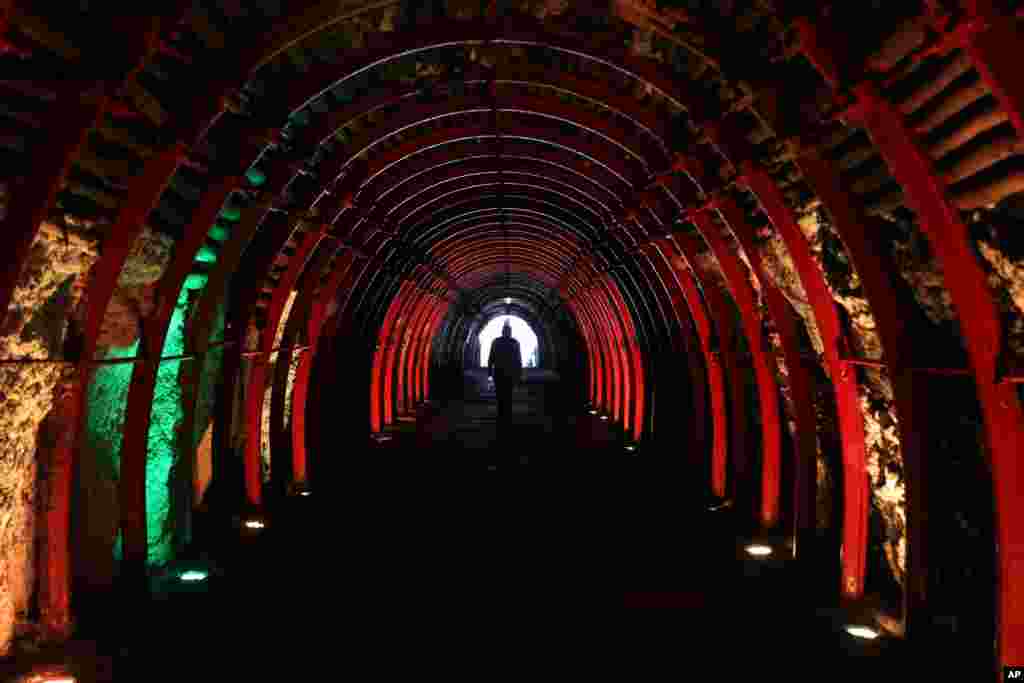 콜롬비아 중부 도시 시파키라의 관광지인 소금 성당에서 한 남성이 나오고 있다. 