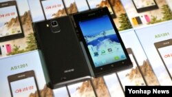 북한의 휴대전화 등 각종 전자제품을 생산하는 '5월11일 공장'에 안드로이드 OS가 탑재된 것으로 보이는 스마트폰 '아리랑'이 전시되어있다. (자료사진)