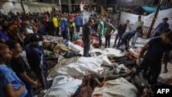 Ljudi se okupljaju oko tijela Palestinaca ubijenih u izraelskim zračnim napadima na bolnicu Ahli Arab u centralnoj Gazi nakon što su prevezeni u bolnicu Al-Shifa, 17. oktobra 2023. godine.