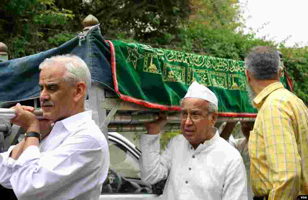 ادا جعفری کی میت کو کاندھا دیتے ایک بزرگ