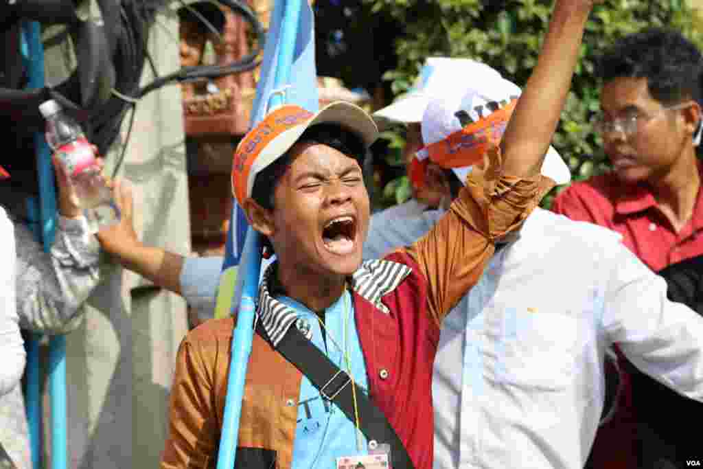 A young protester calls for Prime Minister Hun Sen to step down on the final day of a three-day rally organized by opposition Cambodia National Rescue Party, Phnom Penh, Oct. 25, 2013. (Heng Reaksmey/VOA Khmer)