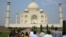 印度的标志性建筑泰姬陵每年吸引数以百万计的游客。