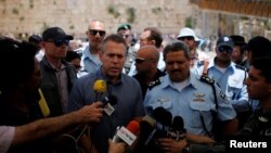 Menteri Keamanan Umum Gilad Erdan (tengah) dan Komisioner Polisi Roni Alsheich berbicara kepada media di Tembok Barat, di Kota Tua Yerusalem, 10 Juni 2016.
