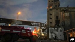 រូបថត​ផ្តល់​ឱ្យ​​នេះ​បង្ហាញ​ក្រុម​អ្នក​ជួយ​សង្គ្រោះ​ ធ្វើ​ការ​នៅ​កន្លែង​រង​ការ​វាយប្រហារ​ដោយ​ដ្រូន នៅ តំបន់​ក្រុង Odesa របស់​អ៊ុយក្រែន កាល​ពី​ថ្ងៃ​ទី​២ ខែ​សីហា ឆ្នាំ​២០២៣។