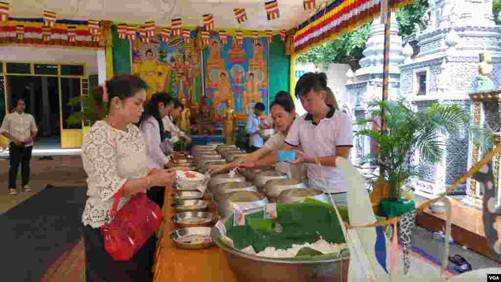ពុទ្ធសាសនិក​រាប់​បាត​នៅ​ក្នុង​វត្ត​លង្កាព្រះកុសុមារាម (ហៅ​វត្ត​លង្កា) ក្នុង​រាជធានី​ភ្នំពេញ នៅ​ថ្ងៃ​កាន់​បិណ្ឌ​ទី៥ (ថ្ងៃទី២១ ខែកញ្ញា ឆ្នាំ២០១៦)។ (ប៊ុន ប៉េងហ៊ុយ/VOA)