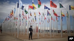 សន្តិសុខ​ម្នាក់​ឈរ​យាម​នៅ​ក្បែរ​ទង់ជាតិ​របស់​សមាជិក​អសប នៅ​ច្រក​ចូល​ទៅ​ក្នុង​កន្លែង​ប្រជុំ​ស្តី​ពី​បរិស្ថាន​ នៅ​ក្នុង​ក្រុង Marrakesh ប្រទេស​ម៉ារ៉ុក កាលពី​ថ្ងៃទី៦ ខែវិច្ឆិកា ឆ្នាំ២០១៦។