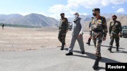 印度总理莫迪视察喜马拉雅拉达克地区。（2020年7月3日）