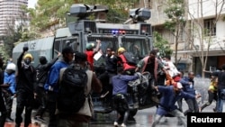 25일 케냐 수도 나이로비에서 시위대가 정부의 증세 법안에 반대하며 시위를 벌이고 있다.