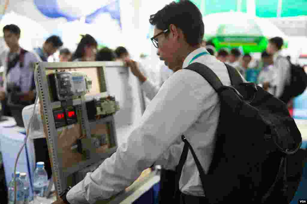 យុវសិស្ស​វិទ្យាល័យ​ចូល​មើល​ស្តង់​វិទ្យាសាស្ត្រ​នៅ​ក្នុង​មហោស្រពជាតិ​ស្តី​ពីវិទ្យាសាស្រ្ត​ និង​​វិស្វកម្ម​លើកទី​៥​ឆ្នាំ​២០១៩​ កាលពី​ថ្ងៃទី​២១ ខែកុម្ភៈ ឆ្នាំ២០១៩​ នៅពហុ​កីឡាដ្ឋាន​អូឡាំពិក​ រាជធានីភ្នំពេញ ប្រទេស​កម្ពុជា។ (ទុំ ម្លិះ/VOA)