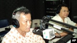 From left to right: Mr. Sum Rithy, civil party complainant for case #002, and Mr. Latt Ky, tribunal monitor chief of ADHOC, on 'Hello VOA". 