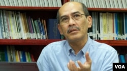 Pengamat ekonomi Universitas Indonesia, Faisal Basri mengatakan di Jakarta, Selasa (12/8) bahwa upaya pemerintah membatasi penggunaan BBM bersubsidi akan gagal (foto: VOA/Iris Gera).