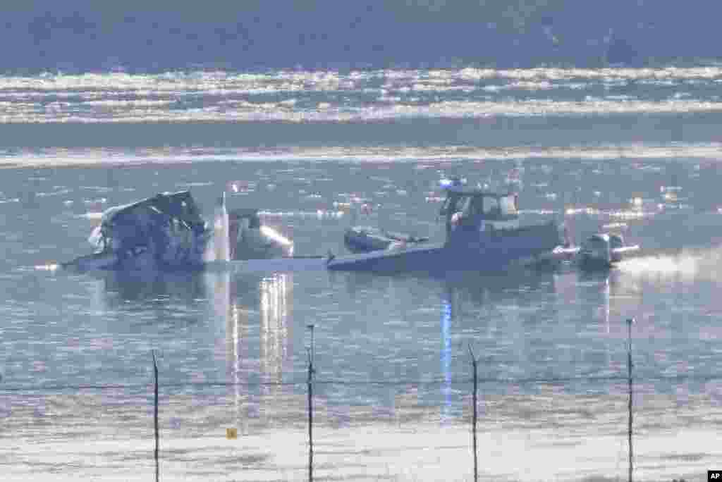 ရော်နယ်ရေဂင်လေဆိပ်အနီး Potomac မြစ်ထဲ ကျသွားတဲ့ လေယာဉ်ရဲ့အပိုင်းအစကို ရှာဖွေကယ်ဆယ်ရေးအဖွဲ့တွေ ဆယ်ယူနေစဉ် (ဇန်နဝါရီ ၃၀၊ ၂၀၂၅)