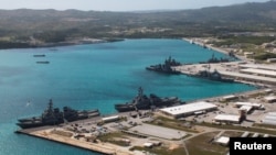 괌의 미 해군 기지.
