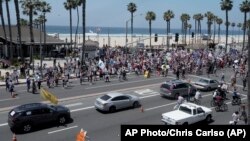 Warga AS di Huntington Beach, California melakukan unjuk rasa pada "May Day" menuntut dibukanya kembali aktivitas ekonomi (1/5). 