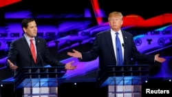 مارکو روبیو (چپ) و دونالد ترمپ در جریان مناظرۀ انتخاباتی نامزدان جمهوریخواه در انتخابات ریاست جمهوری ۲۰۱۶ ایالات متحده