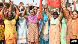 រូបឯកសារ៖ ស្ត្រី​ជា​សកម្មជន​ស្រែក​ពាក្យ​ស្លោក​ក្នុង​អំឡុងពេល​ដែល​ពួកគេ​ដើរ​ដង្ហែ​ក្បួន​ដើម្បី​ប្រារព្ធ​សិទ្ធិ​នារី នៅ​ក្រុង Amritsar ប្រទេស​ឥណ្ឌា ថ្ងៃទី៨ ខែមីនា ឆ្នាំ២០២១។