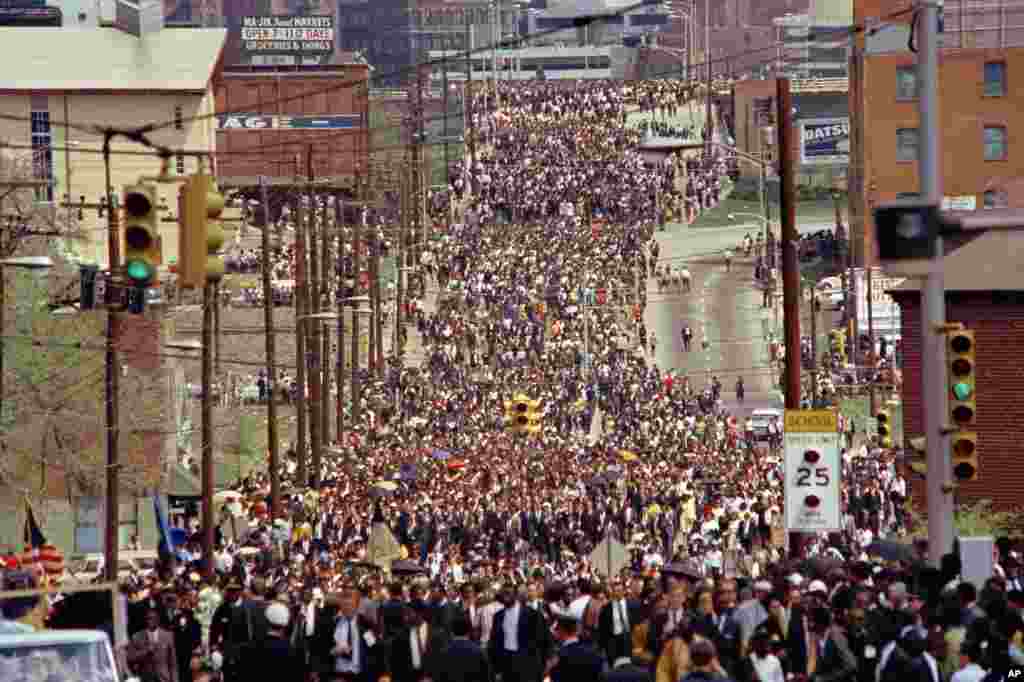 L&#39;église baptiste d&#39;Ebenezer où la foule est venue en nombre pour rendre hommage au défunt Martin Luther King, le 8 avril 1968.