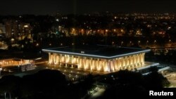 รัฐสภาอิสราเอลเปิดไฟสีเหลืองเพื่อส่งเเรงใจให้กับตัวประกัน