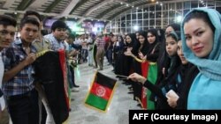 مهاجرین مقیم در مشهد که به استقبال ملی پوشان افغانستان آمده اند.