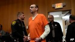 Džejms Krambli ulazi u sudnicu pred izricanje presude (AP Photo/Carlos Osorio)