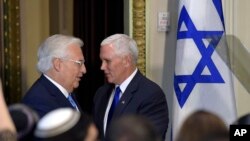 Wakil Presiden AS Mike Pence, kanan, diperkenalkan oleh Duta Besar AS untuk Israel, David Friedman, 2 Mei 2017, dalam sebuah acara untuk memperingati Hari Kemerdekaan Israel, di Washington. 