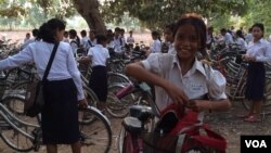 សិស្ស​ស្រី​នៅ​វិទ្យាល័យ​នៅ​ថ្ងៃសៅរ៍ ទី២១ ខែមីនា ឆ្នាំ២០១៥ ក្នុង​ខេត្ត​សៀមរាប​គ្រាដែល​លោកស្រី Michelle Obama ធ្វើ​ដំណើរ​ទស្សនកិច្ច​នៅ​ក្រុង​ទេសចរណ៍​នេះ។ (ផន បុប្ផា/VOA)