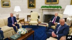  조 바이든(가운데) 미국 대통령과 케빈 매카시(왼쪽) 하원의장, 척 슈머 상원 민주당 대표가 9일 백악관에서 부채 한도 증액 문제에 관해 회동하고 있다. 