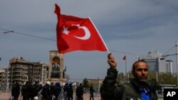 Pendukung partai oposisi utama Turki Partai Rakyat Republik, CHP, mengibarkan bendera nasional saat aksi duduk di Alun-alun Taksim, pusat Kota Istanbul, 16 April 2018.